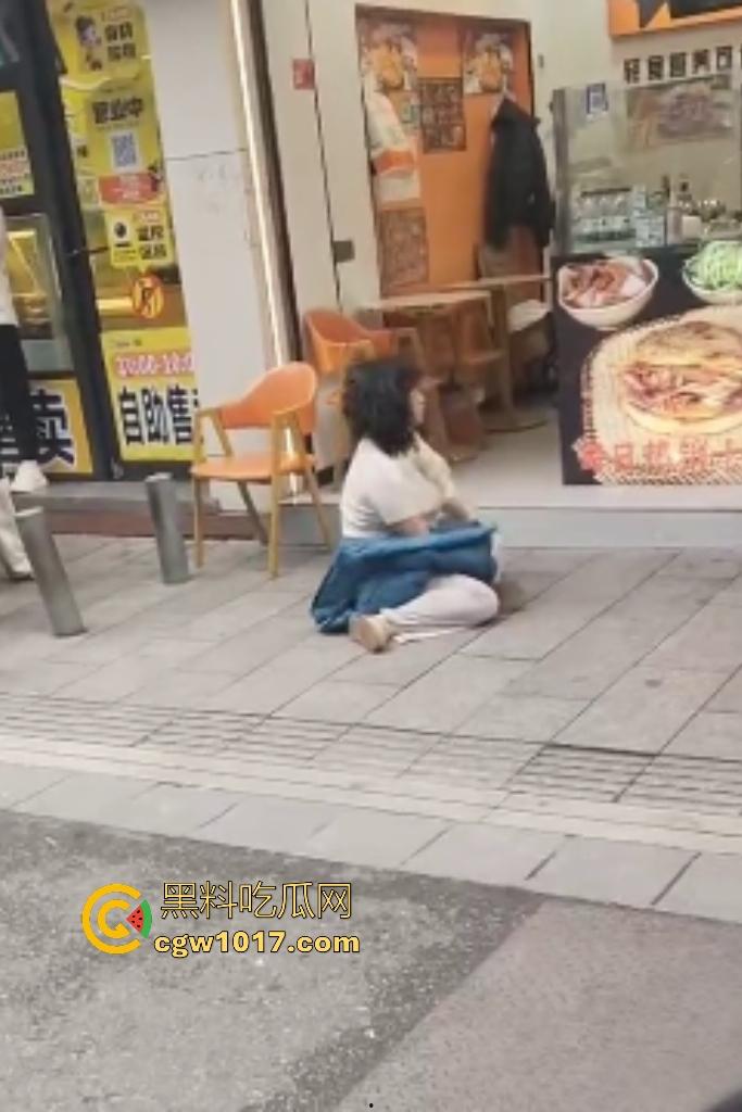 株洲芦淞区蜀香锅盔店，20岁无业骚妹吃完两份拒付钱，脱外套跑路被店主扯衣露膀子，这是霸王餐专业户还是真困难？-5