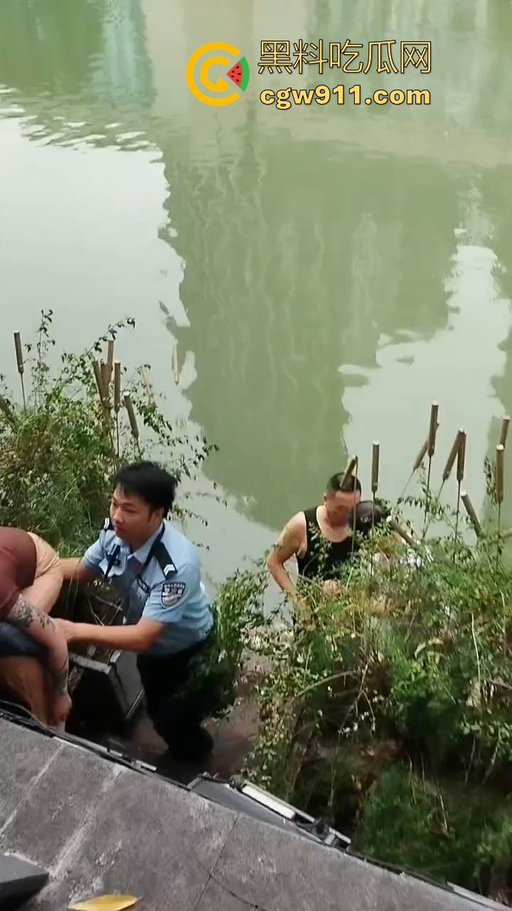 四川成都性感微胖姑娘年纪轻轻跳河,却被好心人救上来,感觉像为情所伤,大妈都纷纷围观!-1