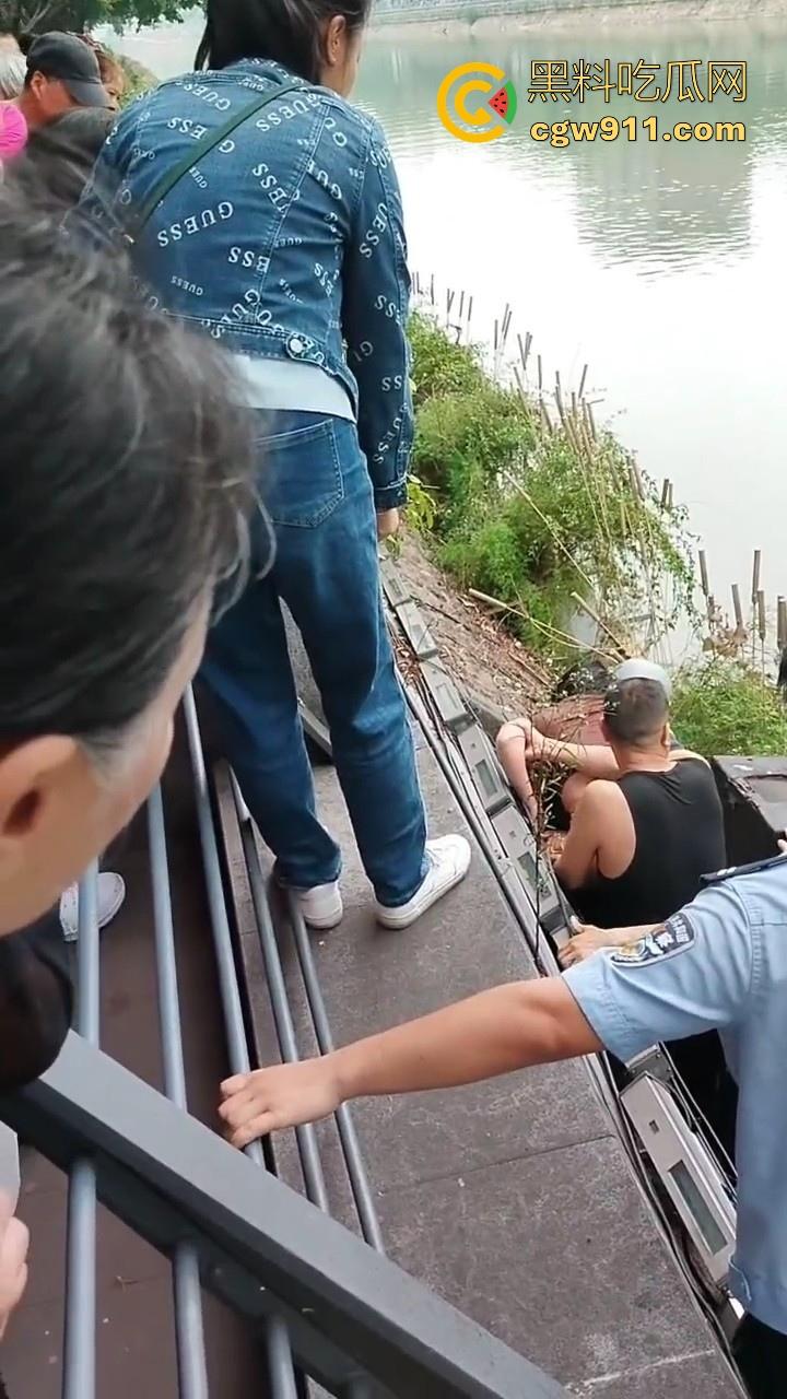 四川成都性感微胖姑娘年纪轻轻跳河,却被好心人救上来,感觉像为情所伤,大妈都纷纷围观!-4