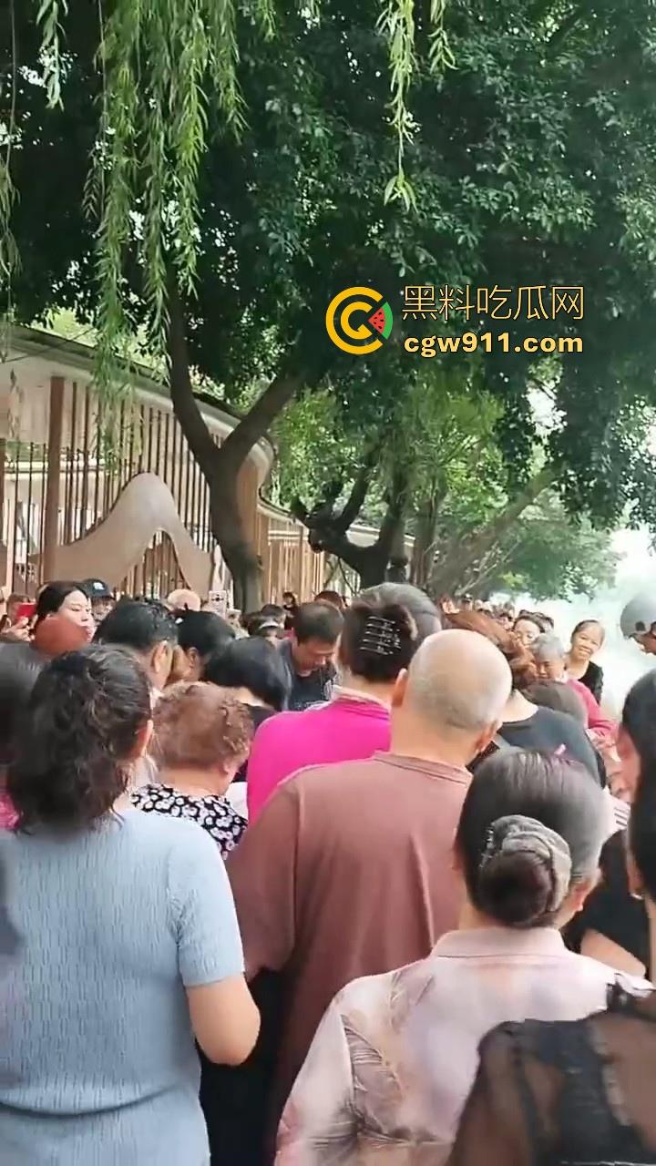 四川成都性感微胖姑娘年纪轻轻跳河,却被好心人救上来,感觉像为情所伤,大妈都纷纷围观!-8