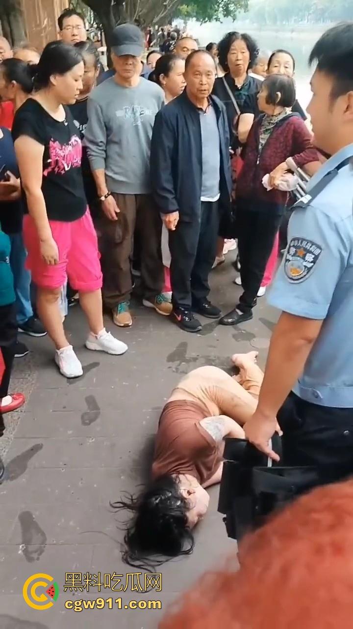 四川成都性感微胖姑娘年纪轻轻跳河,却被好心人救上来,感觉像为情所伤,大妈都纷纷围观!-9
