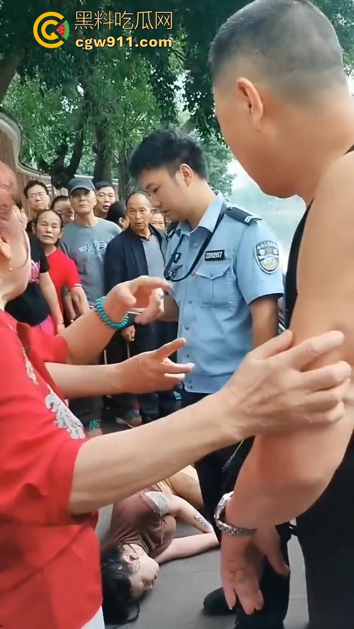 四川成都性感微胖姑娘年纪轻轻跳河,却被好心人救上来,感觉像为情所伤,大妈都纷纷围观!-10