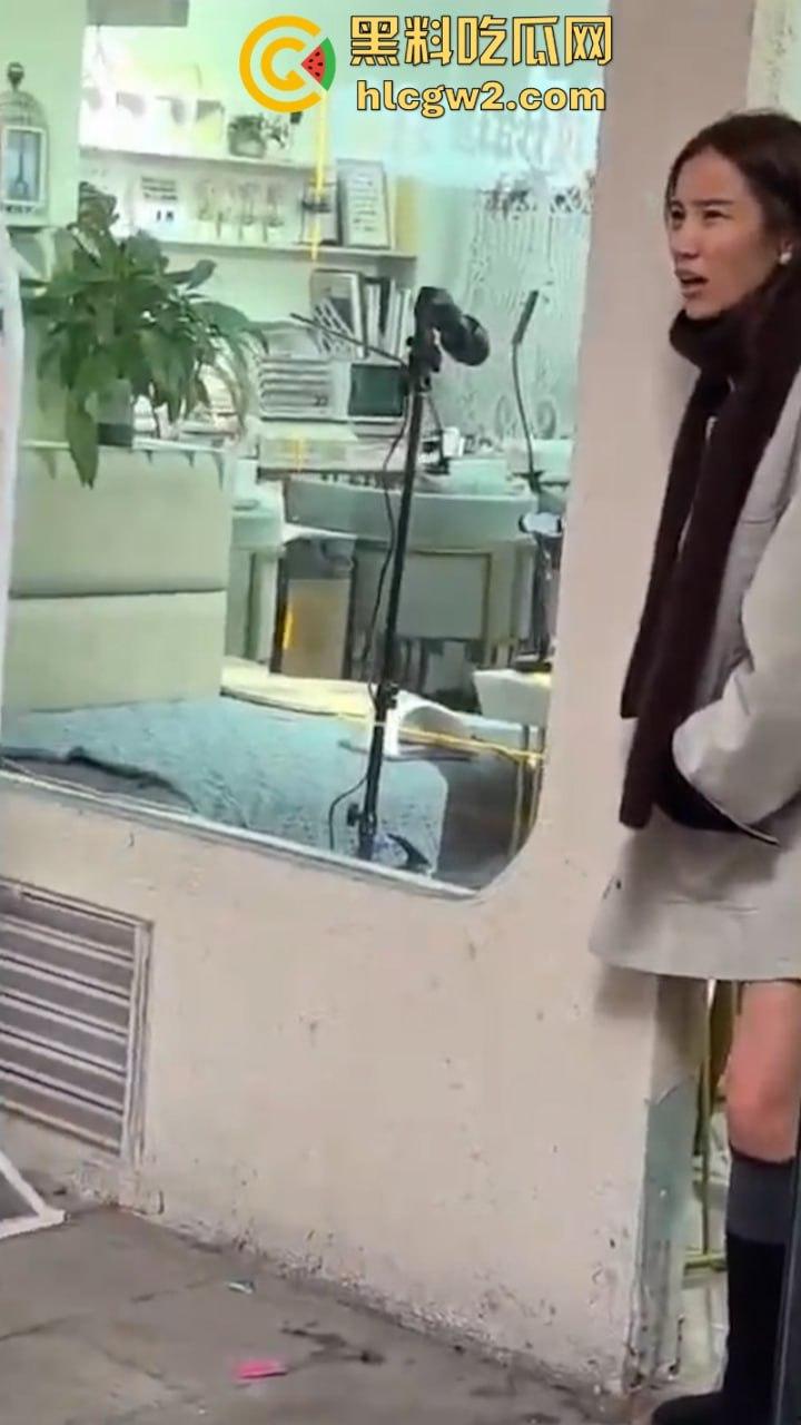 河南焦作美甲店老板娘与顾客发生口角当街扭打 娇小身敌不过彪悍大妈被打成狗了 看完视频只能说活该-8