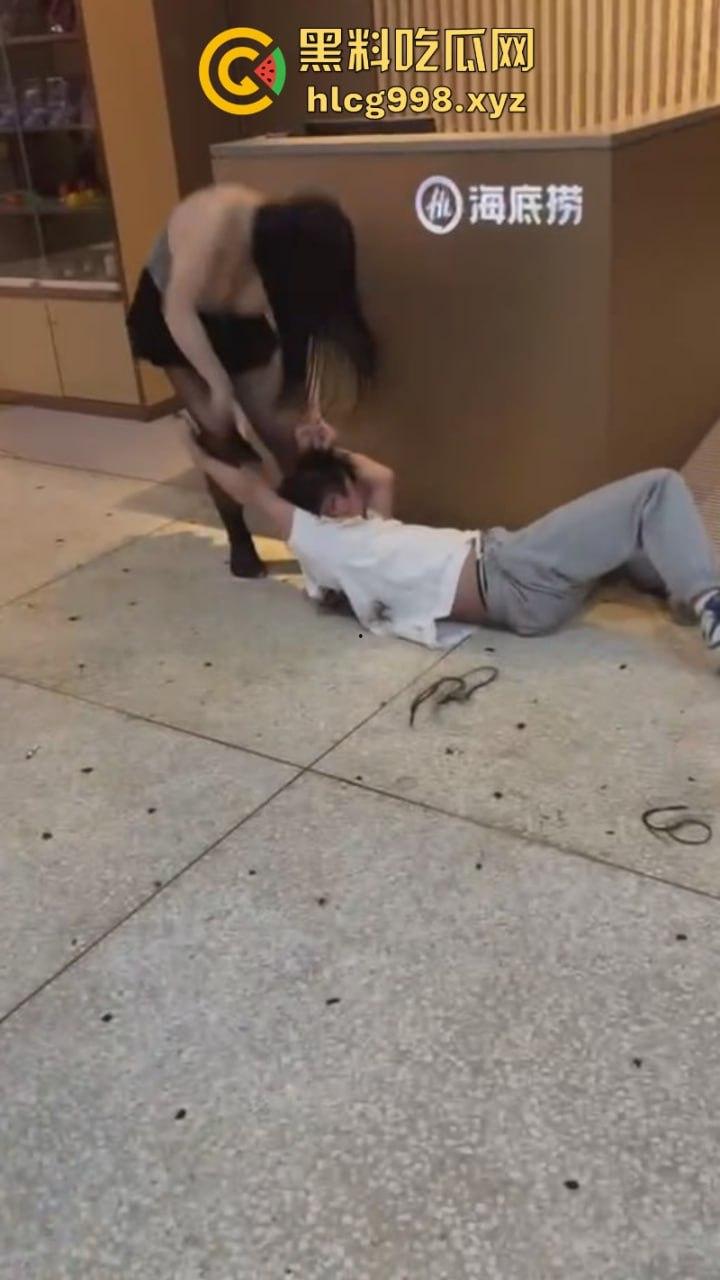 古有梁山孙二娘 今有老娘揍港独！长沙海底捞G杯巨乳伪娘暴打装逼港独男-9