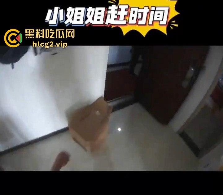 被锁在卧室急着开门？男子提着裤子现身，原来小姐姐心虚有原因！-6