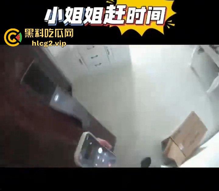 被锁在卧室急着开门？男子提着裤子现身，原来小姐姐心虚有原因！-7