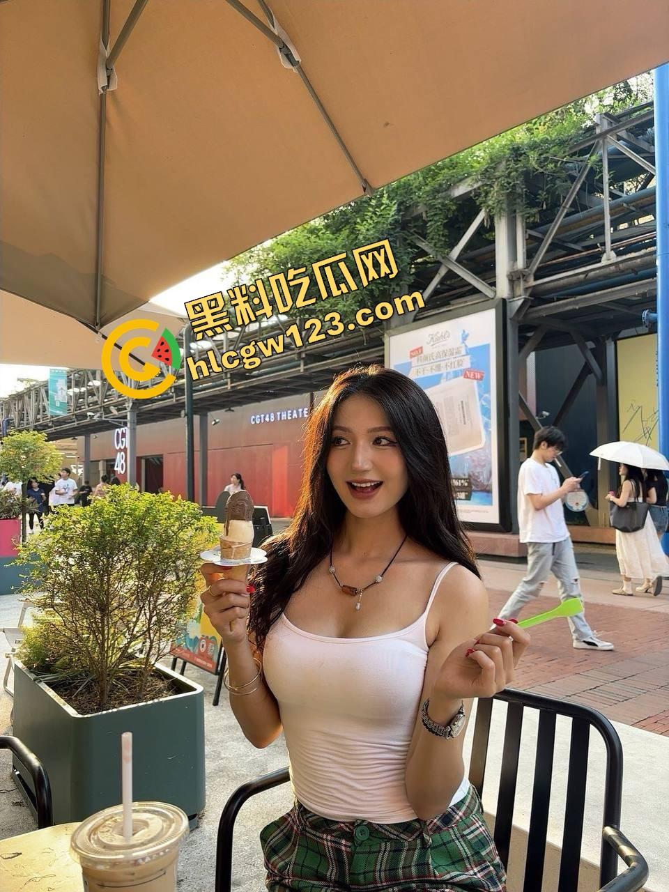 现在的漫展成了低配妓展？衣服遮逼就算COS，长相不够露点来凑，各种骚拍只求脖子以下别露脸！-3