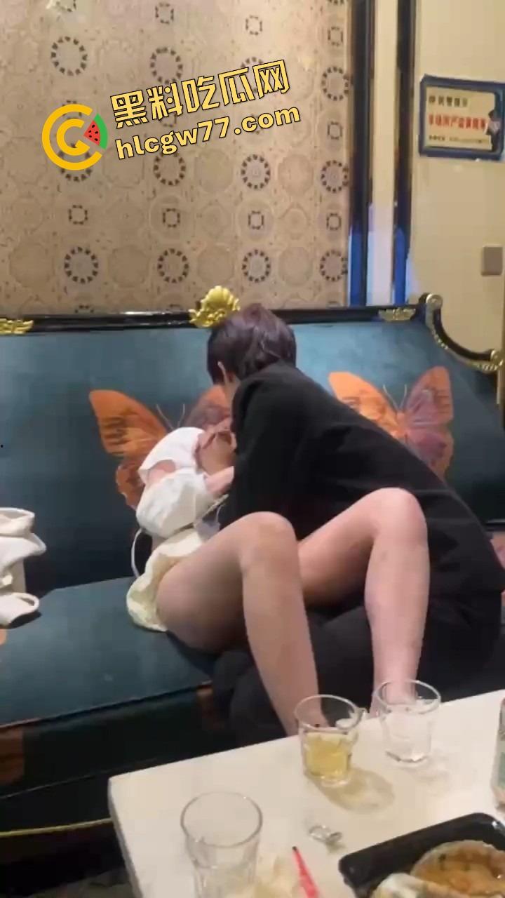 KTV好女孩装醉不拒摸，口口声声说没喝多，下一秒瘫沙发上被白摸逼，这不是醉是装给你摸的！-11