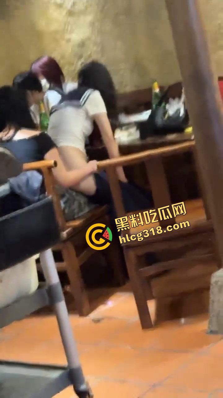 广州天河JK妹子喝断片开始通灵完成任务，真空掀裙坐闺蜜腿上磨逼，屁股一扭直接把旁边哥们干自闭了！-6