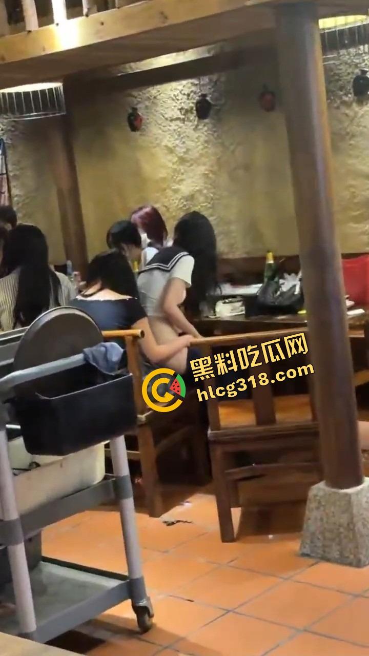 广州天河JK妹子喝断片开始通灵完成任务，真空掀裙坐闺蜜腿上磨逼，屁股一扭直接把旁边哥们干自闭了！-7