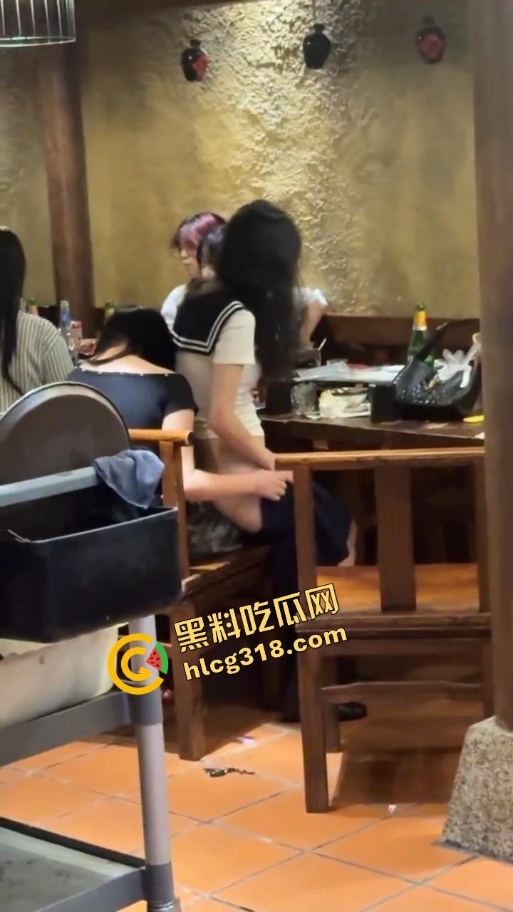 广州天河JK妹子喝断片开始通灵完成任务，真空掀裙坐闺蜜腿上磨逼，屁股一扭直接把旁边哥们干自闭了！-8