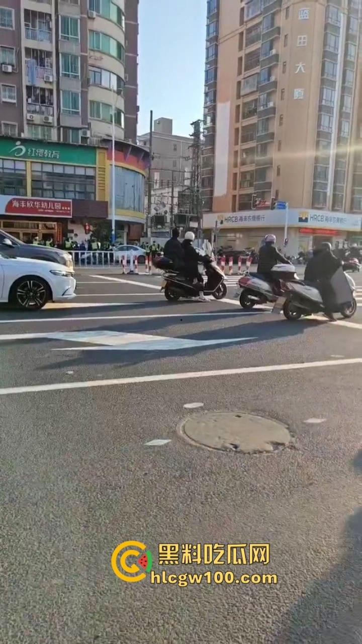 大爷不语只想砍人 汕尾市海丰县单身老头当街挥刀泄愤吓坏路人  疑似故意混牢饭？-5