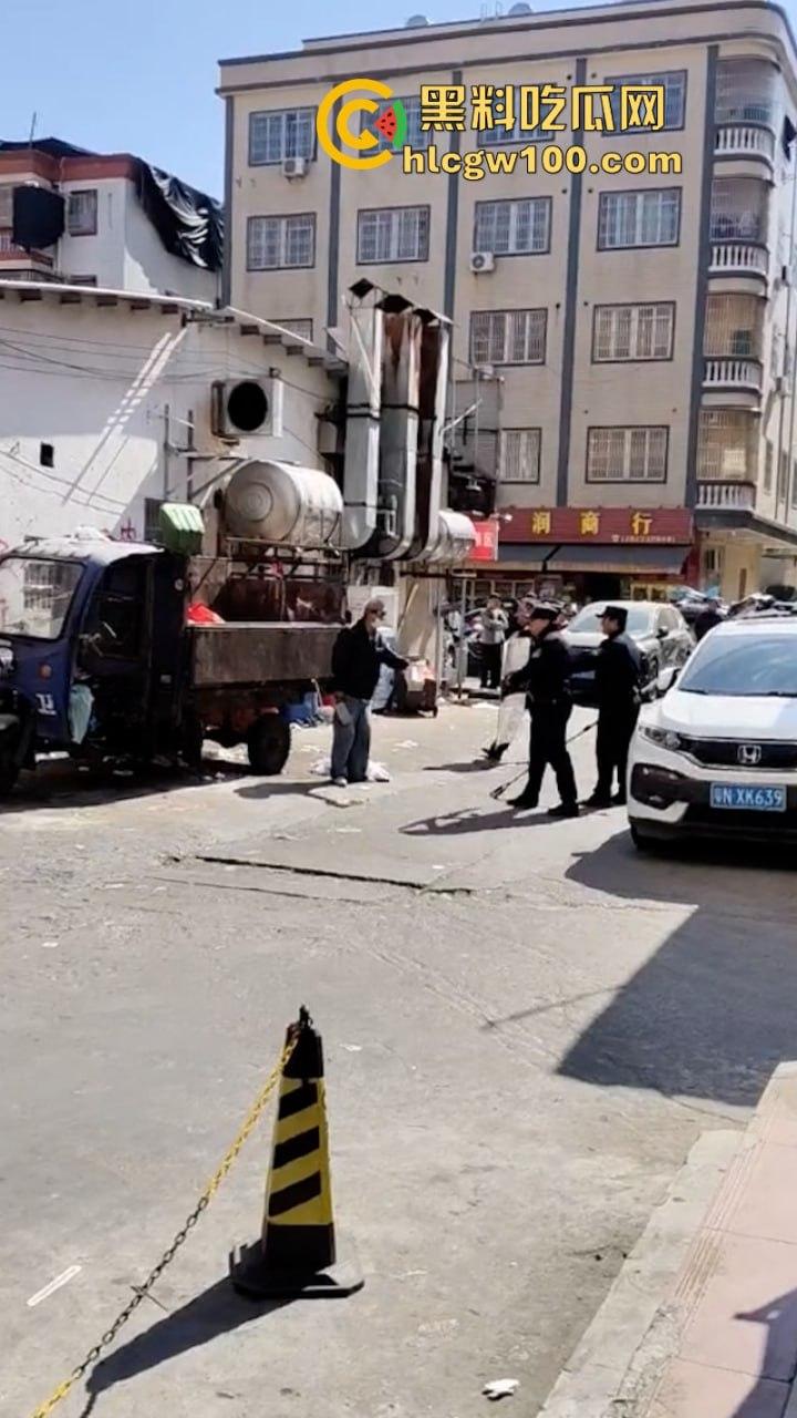 大爷不语只想砍人 汕尾市海丰县单身老头当街挥刀泄愤吓坏路人  疑似故意混牢饭？-7