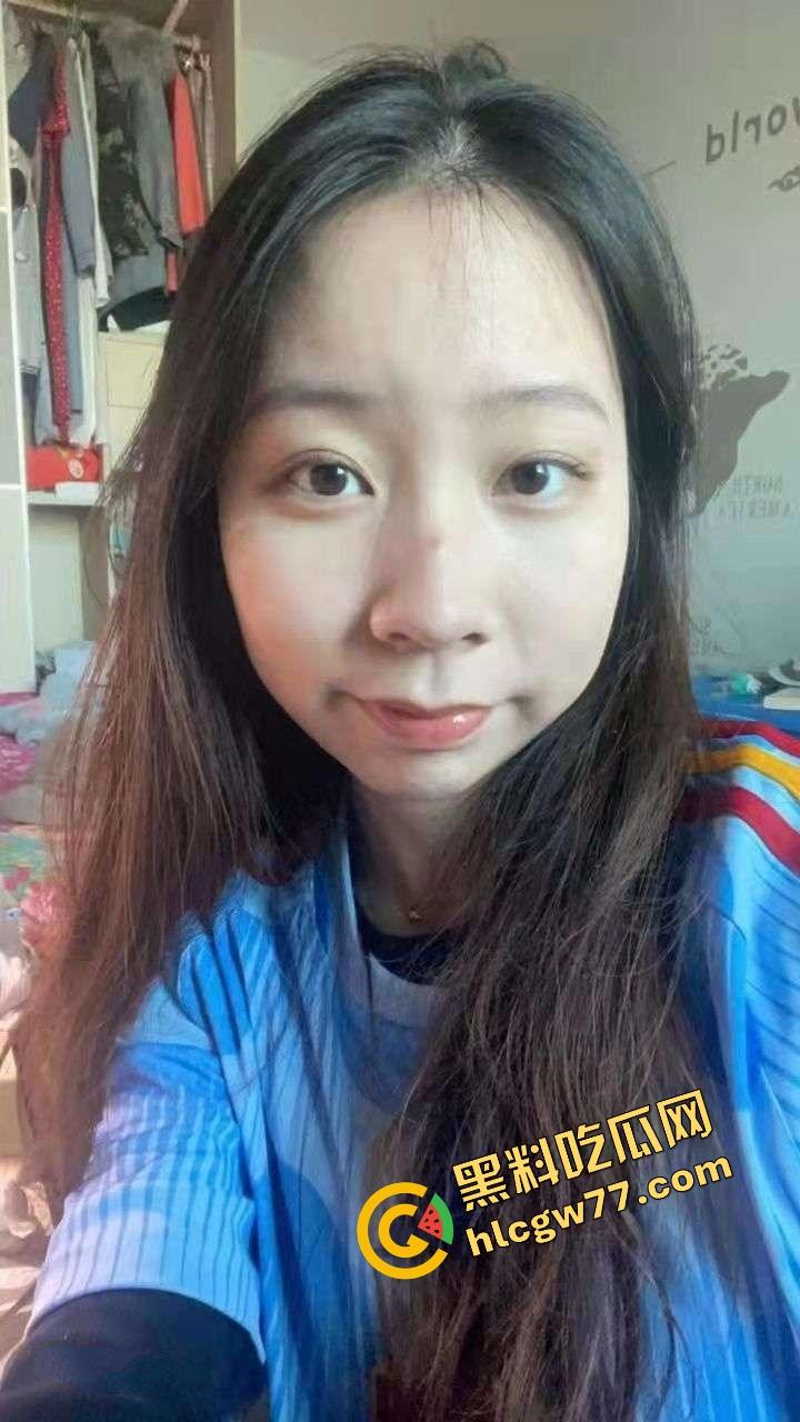 湖北二本院校女大学生【刘雪】表面乖乖女，私下白丝制服掰逼自拍，骚穴毛多唇歪，反差母狗本狗！-1