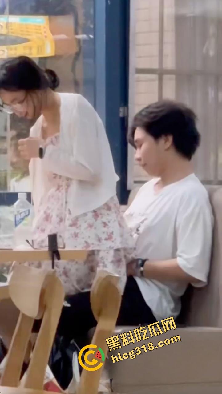 中南民族大学门口SUTAICHA酥太茶店里直接打炮，妹子青天白日坐在鸡鸡上瞄了半天才对准洞口！-9