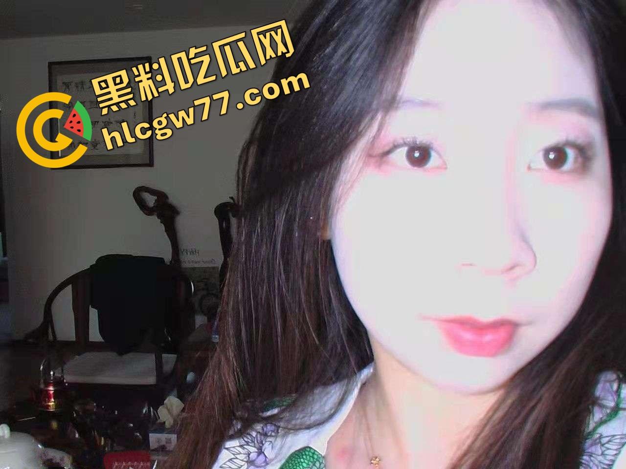 湖北二本院校女大学生【刘雪】表面乖乖女，私下白丝制服掰逼自拍，骚穴毛多唇歪，反差母狗本狗！-3