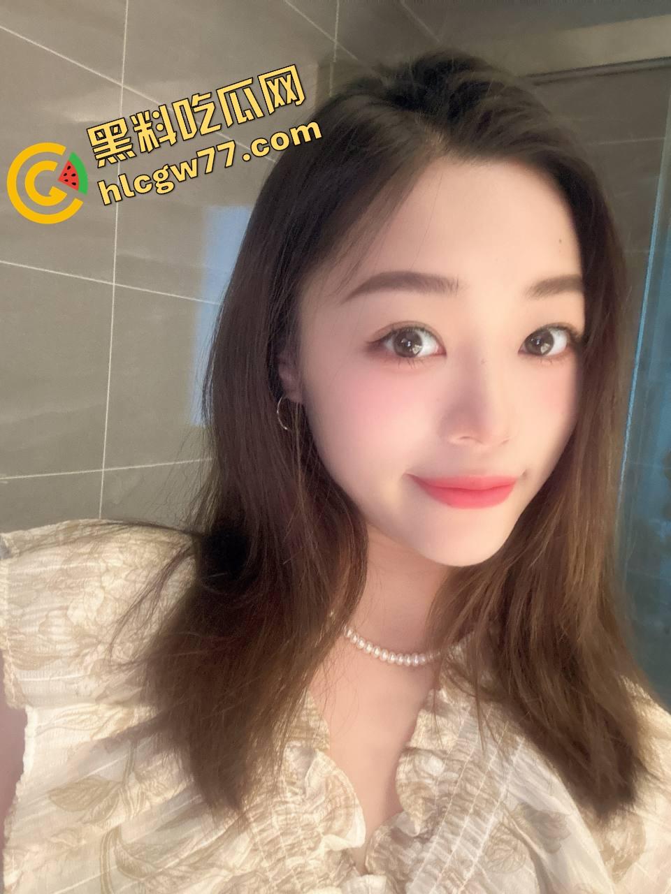 湖北二本院校女大学生【刘雪】表面乖乖女，私下白丝制服掰逼自拍，骚穴毛多唇歪，反差母狗本狗！-4