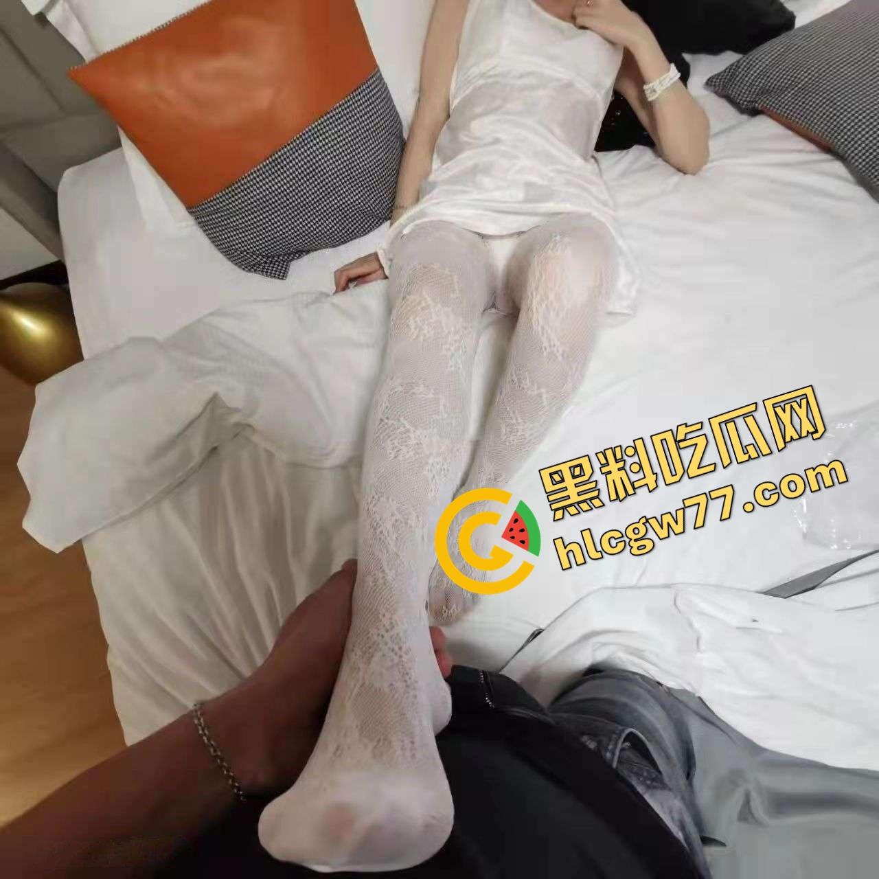 湖北二本院校女大学生【刘雪】表面乖乖女，私下白丝制服掰逼自拍，骚穴毛多唇歪，反差母狗本狗！-5