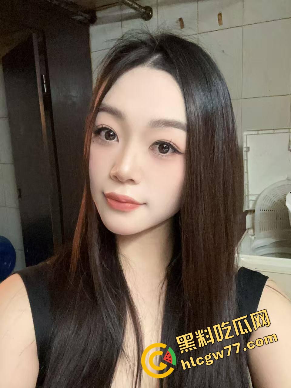 湖北二本院校女大学生【刘雪】表面乖乖女，私下白丝制服掰逼自拍，骚穴毛多唇歪，反差母狗本狗！-6