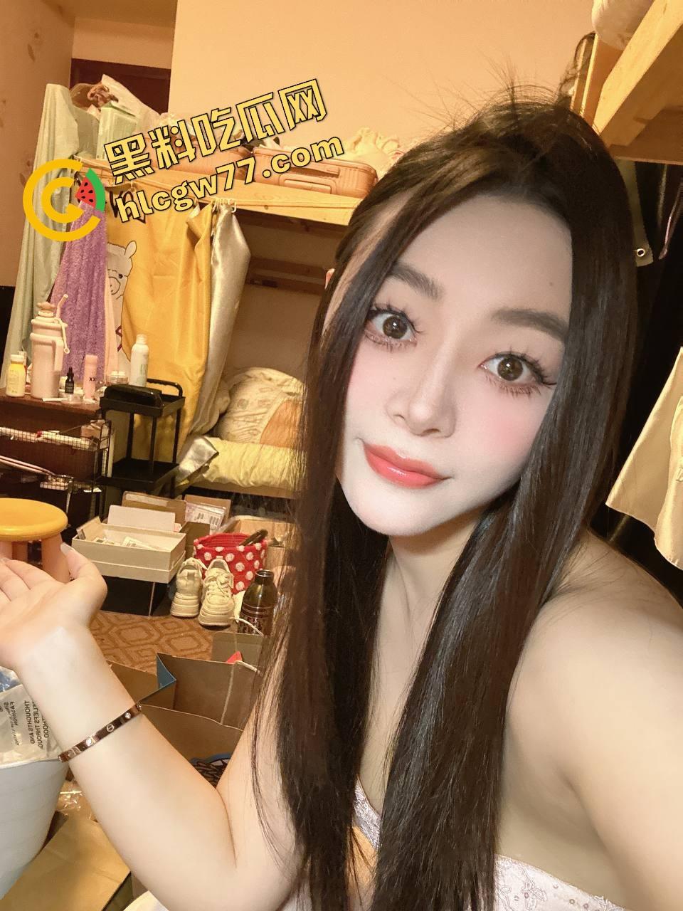 湖北二本院校女大学生【刘雪】表面乖乖女，私下白丝制服掰逼自拍，骚穴毛多唇歪，反差母狗本狗！-8