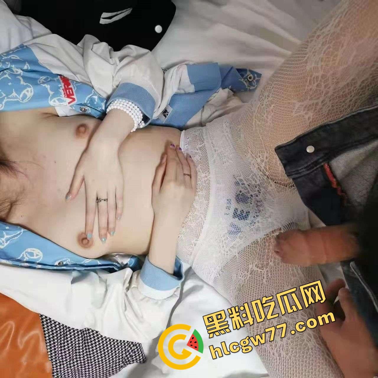 湖北二本院校女大学生【刘雪】表面乖乖女，私下白丝制服掰逼自拍，骚穴毛多唇歪，反差母狗本狗！-17