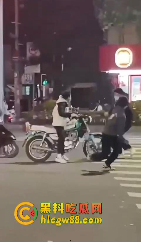 普宁盛产精神小伙，精神小伙又疯了？刀仔砍人血溅街头，这回不是社会摇，是进局子摇！-3