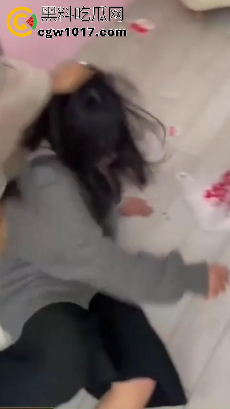 霸凌殴打巨乳肥臀骚妹，竟强迫其跟她叔做爱，江苏无锡00后霸凌事件，一群人扇耳光暴打，最后还被叔叔操，真是畜生啊！-5