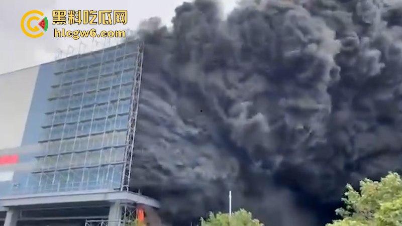 突发！台湾一超市仓库发生火灾 已致9死7伤 现场视频曝光！-6