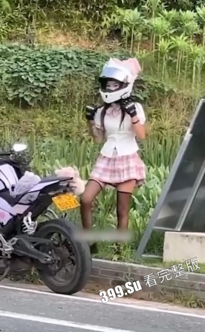 小仙女骑摩托又遭重，很快被网友通过纹身找出网上擦边照-1