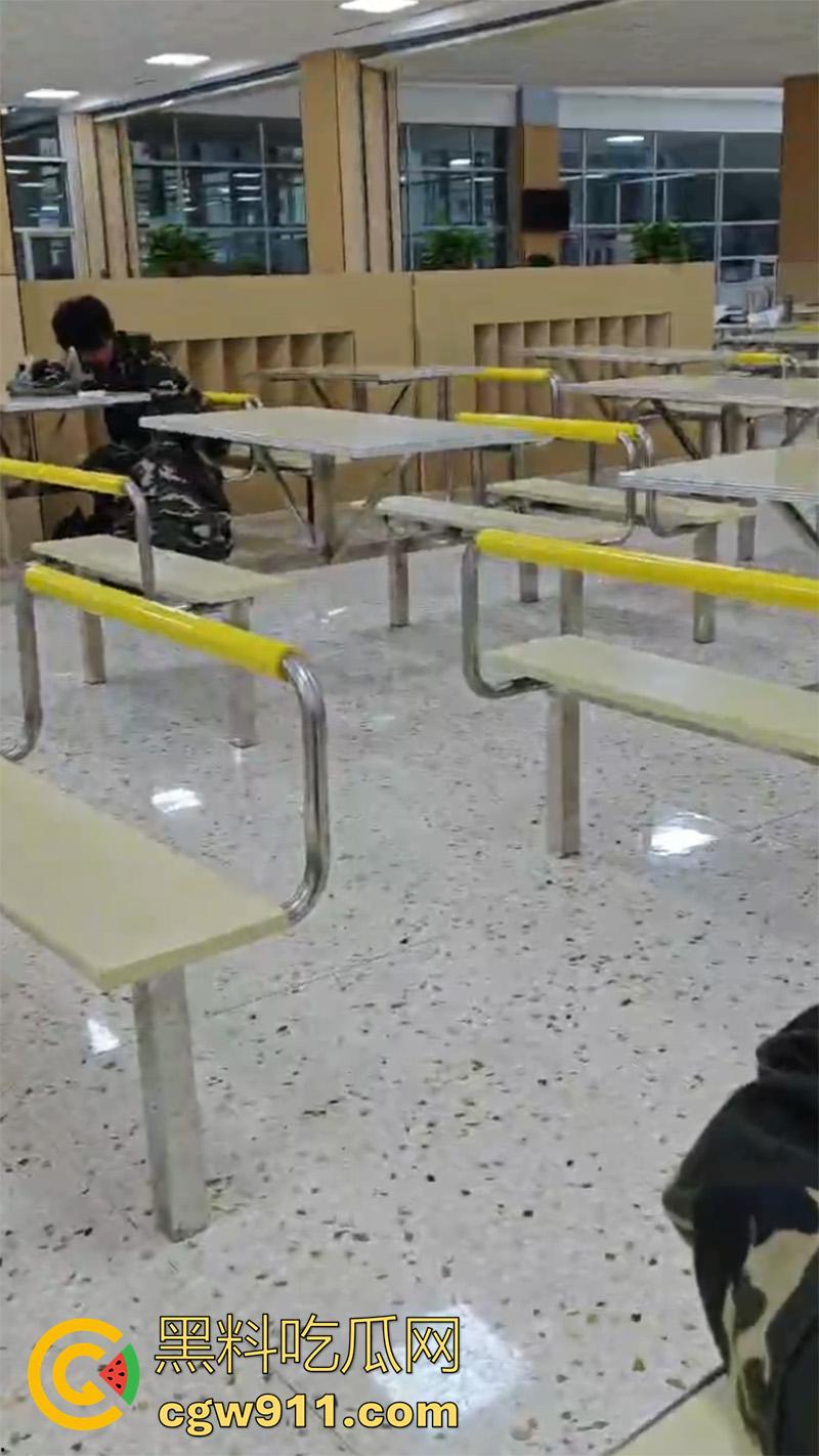 嫉妒使人丑陋啊！山东潍坊理工学院 ，大一情侣毫不在乎周围人目光，在食堂亲热暧昧，引全校男生怒骂！-6