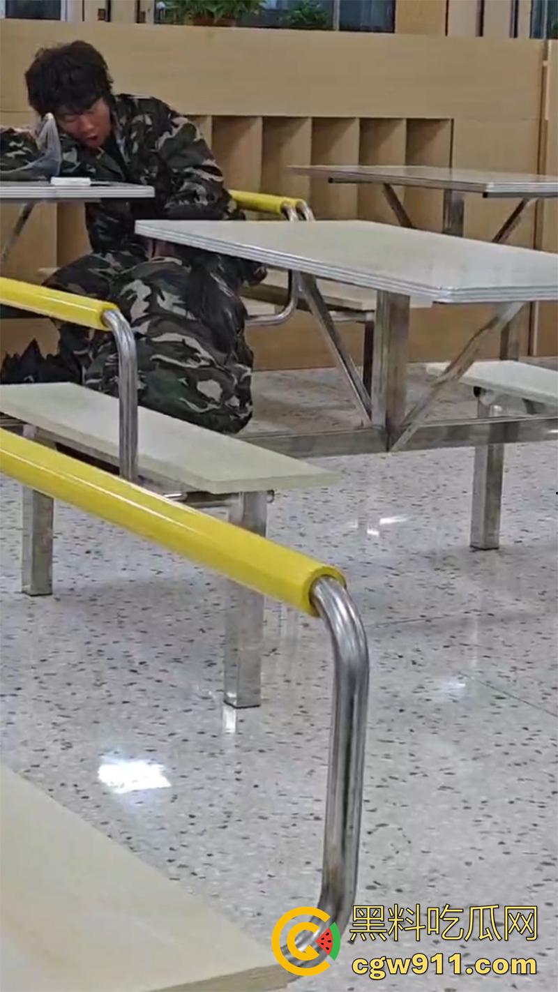 嫉妒使人丑陋啊！山东潍坊理工学院 ，大一情侣毫不在乎周围人目光，在食堂亲热暧昧，引全校男生怒骂！-7