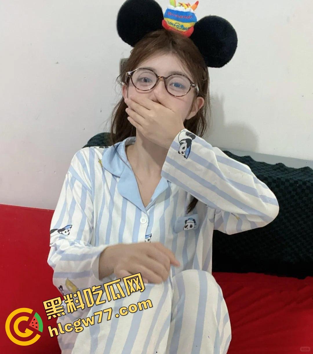 唐山邻居眼镜小妹『黎蒨』私拍曝光，被隔壁猥琐老王假借送礼为由，拉到厕所强制深喉打脸！-1