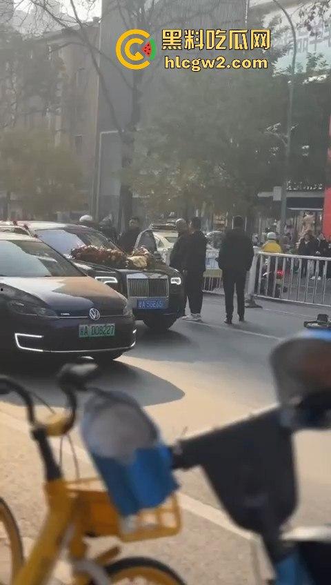 甘肃兰州豪车婚礼翻车 劳斯莱斯婚车队撞成车祸现场 这婚礼是真特么终身难忘！-5