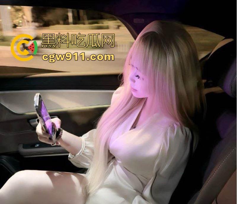 黑龙江极品骚鸡【李泽怡】性爱视频曝光，大奶金日常骑乘喂奶，圆润翘臀被后入猛干，翘臀圆润曲线勾魂！-1