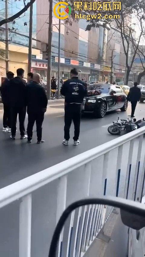 甘肃兰州豪车婚礼翻车 劳斯莱斯婚车队撞成车祸现场 这婚礼是真特么终身难忘！-7