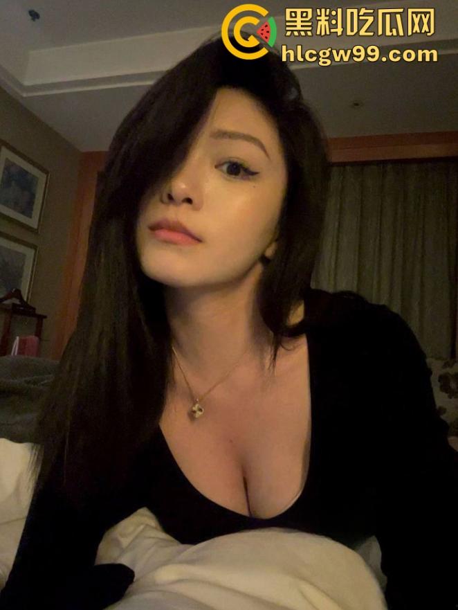 重庆高端小姐【溱浠雨】不雅自拍泄密，巨乳御姐一对天然大奶震翻天，蜂腰翘臀操得客户鸡巴疼！-4