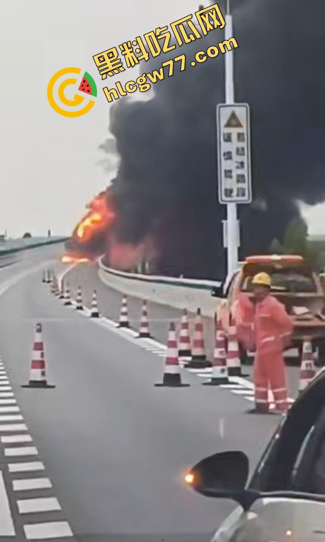 合肥德上高速丰乐河大车因小鸟撞爆油箱可疑引火，司机和消防员被炸飞牺牲！-6