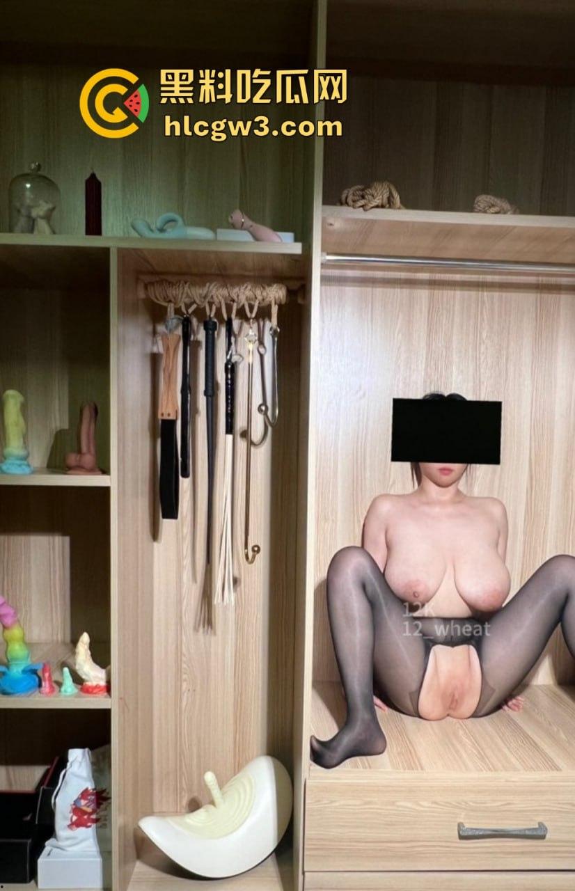 性感36D福利姬网袜掰穴，脱光揉乳一气呵成！满屏骚气挑逗拉满，网友怀疑狙心Dom又操刀拍下这经典一幕！-11