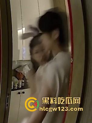 你不帅你永远不知道女生有多主动！监控录像抓拍集美饥渴难耐化身女色狼 竟没穿衣服在走廊追男人 羡慕哭了！-3