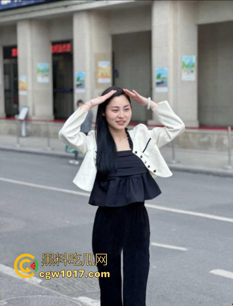 河南高挑骚逼营销【陈奕莹】清纯少女私下却是淫荡的母狗，在家发骚与人裸聊等操，全程露脸揉搓，这逼是真的黑啊！-4