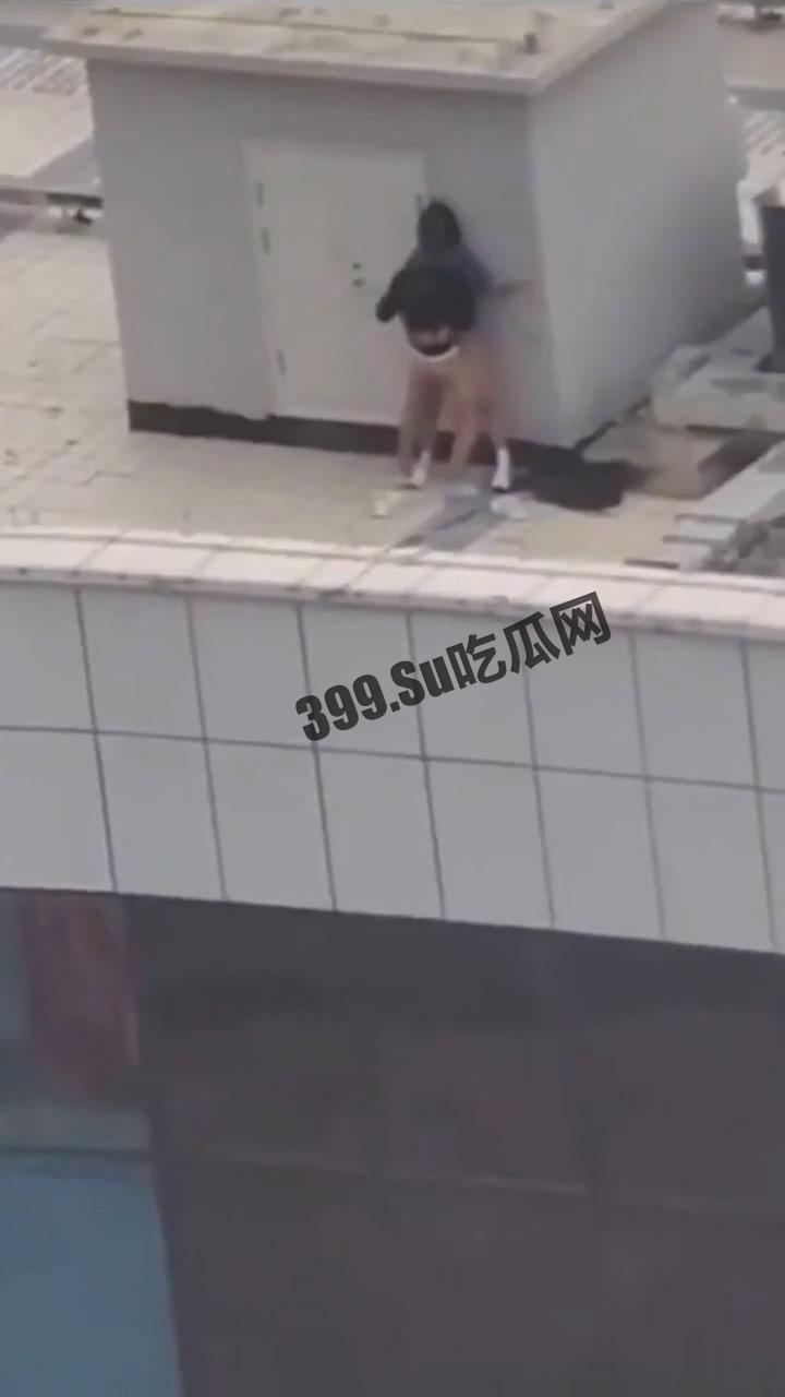 小情侣寻刺激跑天台啪啪 热心肠大哥帮忙记录并附上激情解说-2