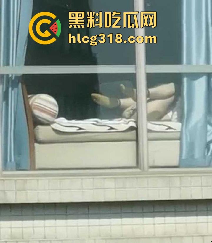 阳台晒太阳偶遇香艳场景，邻居美女赤裸露逼，好天气就应该多晒晒逼，晒完好操很多！-5