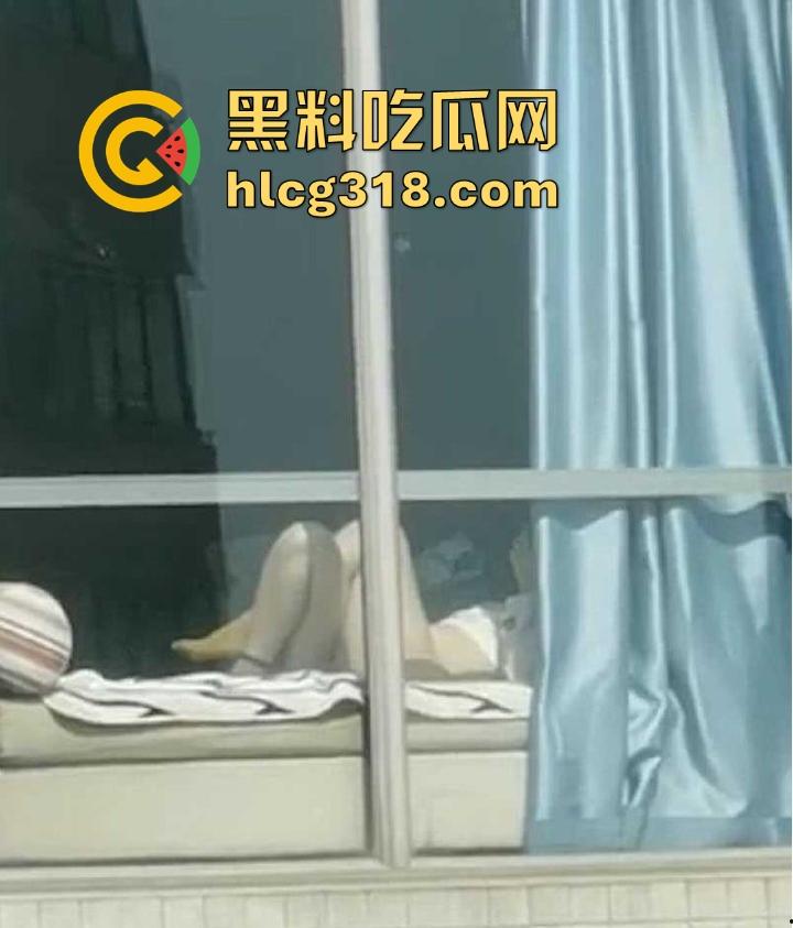 阳台晒太阳偶遇香艳场景，邻居美女赤裸露逼，好天气就应该多晒晒逼，晒完好操很多！-8