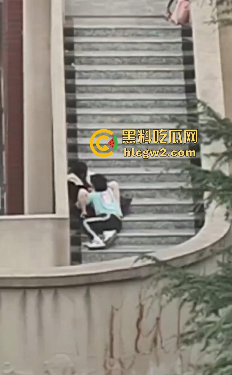 兰州交通大学楼梯口惊现舔逼狂魔  情侣温存男友上头狂舔边舔边看敌情，妹子淫水直流全校看笑话！-6