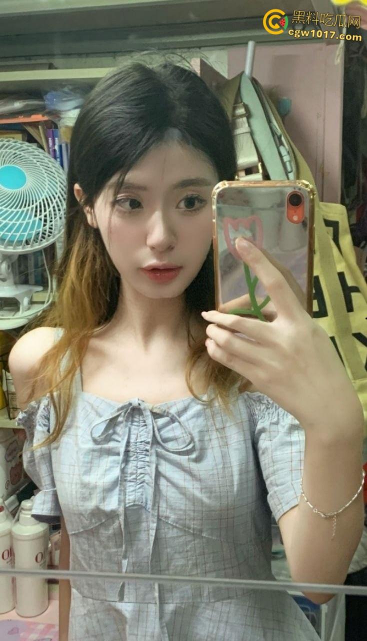 福建师范大学校花【李晓梅】她翘起雪白肥臀，白丝玉足玩弄男友大屌，粉嫩小穴被后入狂操呻吟不断！-2