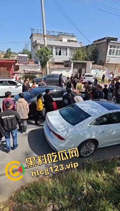 河南淮滨县天价彩礼闹剧！结婚当天临时加价18万，新娘跑上婚车，哥哥躺地上耍流氓拦车！-9