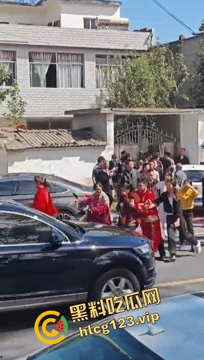 河南淮滨县天价彩礼闹剧！结婚当天临时加价18万，新娘跑上婚车，哥哥躺地上耍流氓拦车！-11