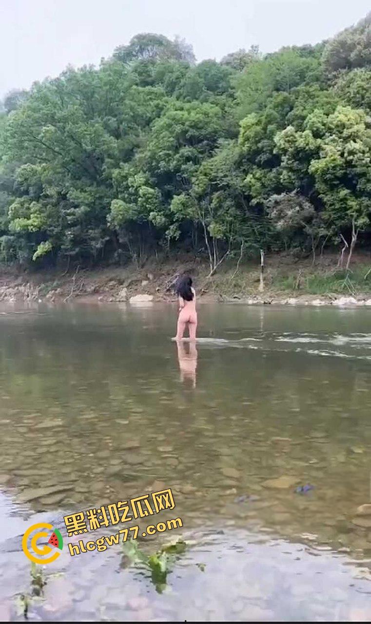 最强钓鱼媛诞生，别人在钓鱼她在钓老公，全裸甩奶抛竿甩出双峰，鱼懵了人疯了，我愿当她的鱼饵！-7