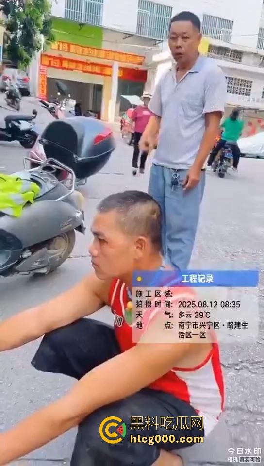 南宁街头惊现持刀捅人，抢劫后无差别捅人，路过行人见人就捅，围观群众惊恐报警，场面触目惊心！-10