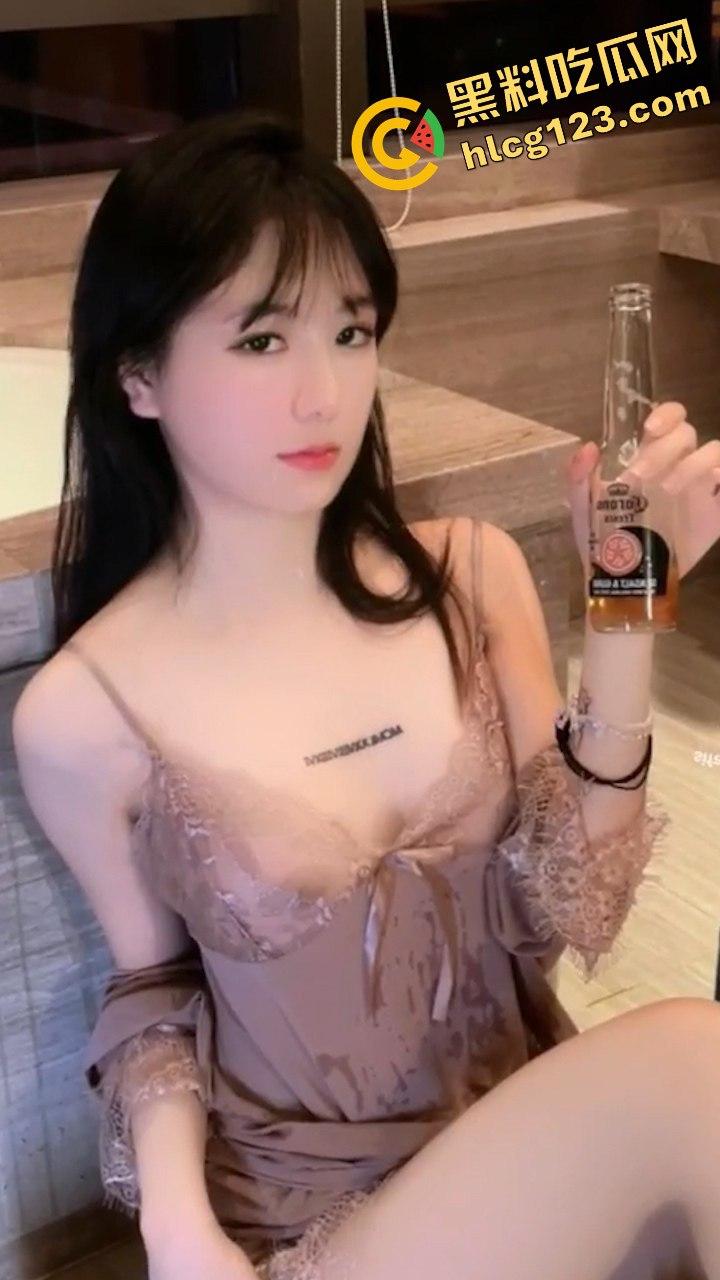 秀人网当红女神谢小蒽浴室内衣秀炸裂！肤白貌美，丰满嫩乳尽显淫荡魅力！-1